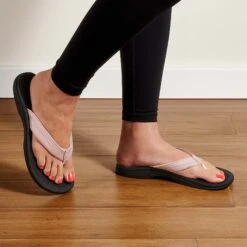 OluKai ‘Ohana - Petal Pink / Black -OluKai 20110 3P40 102 W Ohana PepBlk Web Opt