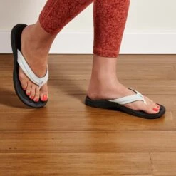 OluKai ‘Ohana - White / Black -OluKai 20110 4R40 102 W Ohana WhtBlk Web Opt