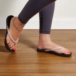 OluKai Ho‘ōpio - Petal Pink Metallic / Black -OluKai 20294 NK40 102 W Ho Opio PepmBlk Web Opt