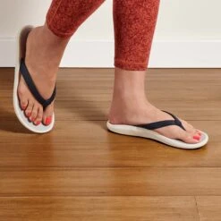 OluKai Pī‘oe - Trench Blue / Mist Grey -OluKai 20443 DEDW 102 W Pi oe TrbMgr Web Opt